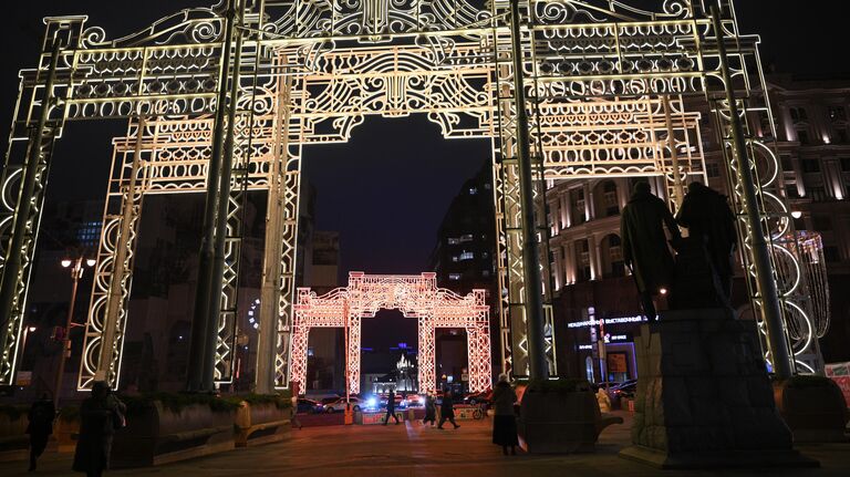 Новогодние украшения в Камергерском переулке в Москве. Новогодние украшения в Камергерском переулке в Москве.