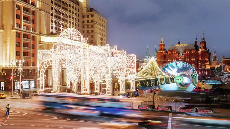 Световая арка на Манежной площади Световая арка на Манежной площади