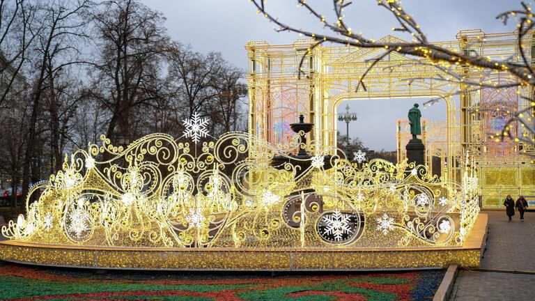 Новогодняя конструкция в виде диадемы Новогодняя конструкция в виде диадемы