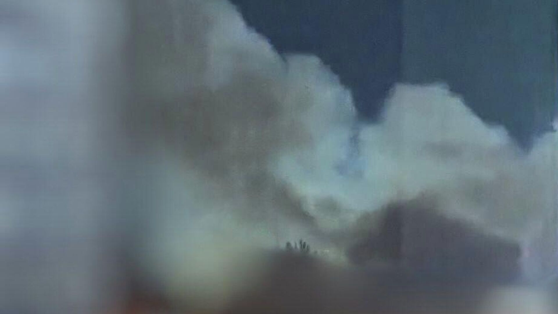 Дым на месте удара по Белгороду - РИА Новости, 1920, 15.12.2025