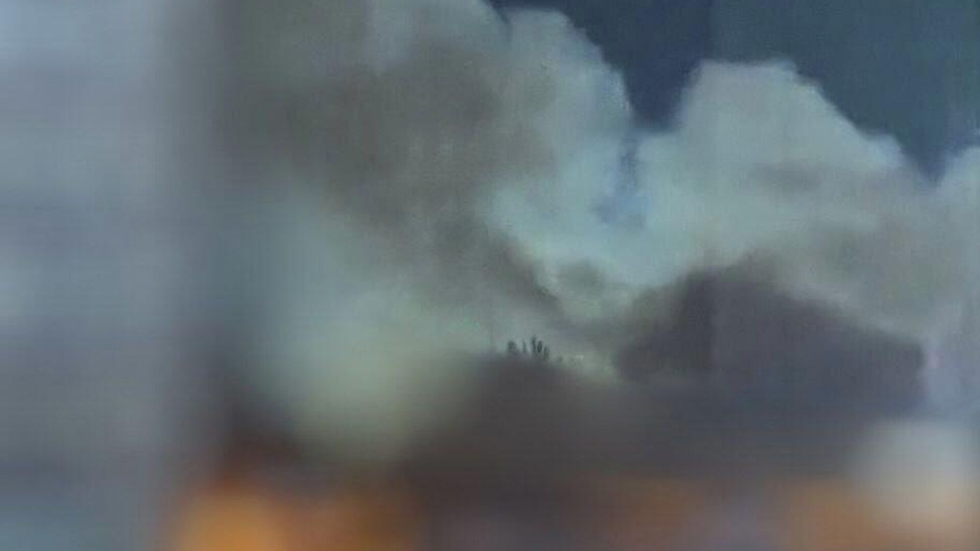 Дым на месте удара по Белгороду - РИА Новости, 1920, 15.12.2025