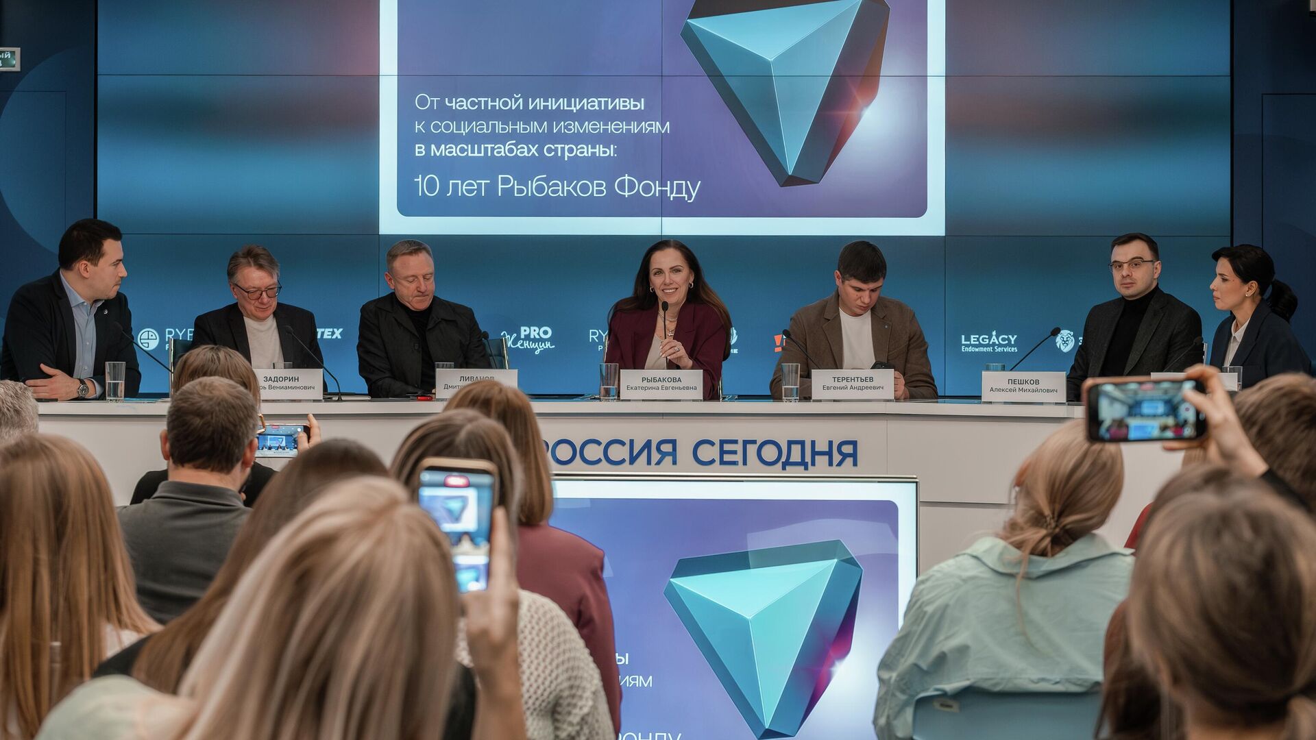 10 лет инвестиций в людей: как Рыбаков Фонд растит меценатов и лидеров 10 лет инвестиций в людей: как Рыбаков Фонд растит меценатов и лидеров - РИА Новости, 1920, 15.12.2025