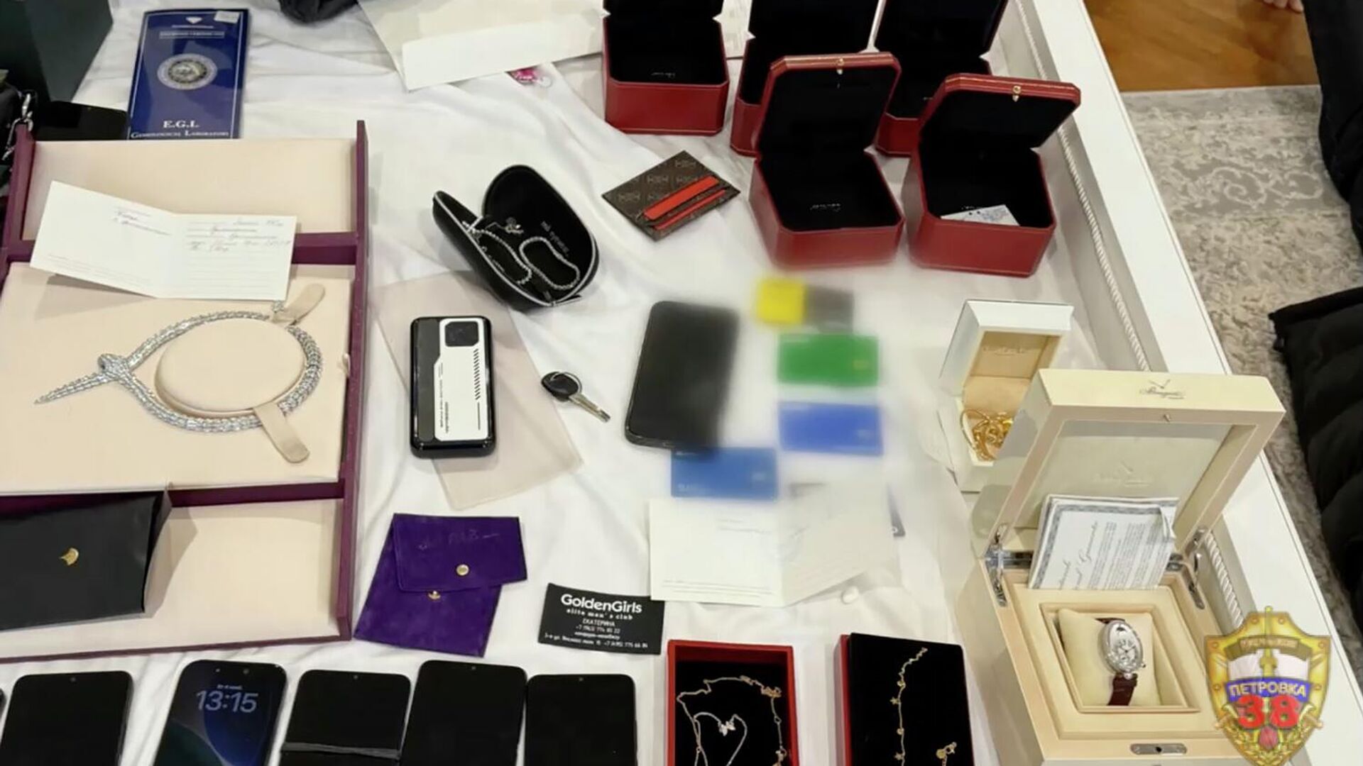 Драгоценности, которые студентка из Москвы передала мошенникам Драгоценности, которые студентка из Москвы передала мошенникам - РИА Новости, 1920, 15.12.2025