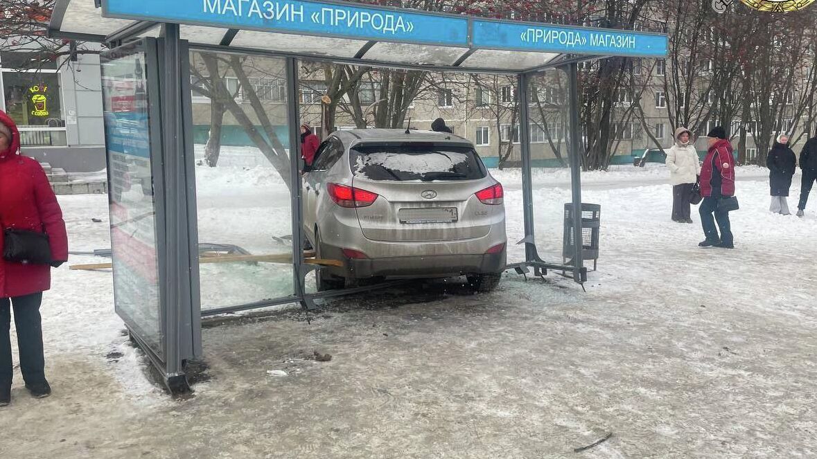 Автомобиль Hyundai въехал в остановку в Чебоксарах - РИА Новости, 1920, 15.12.2025