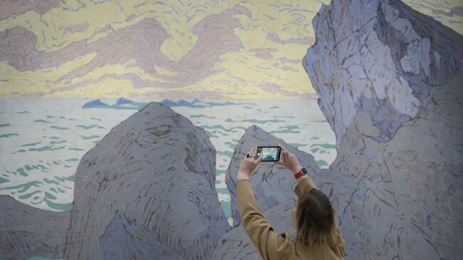 Выставка Арктика. Полюс цвета во время пресс-показа в Третьяковской галерее на Кадашевской набережной в Москве