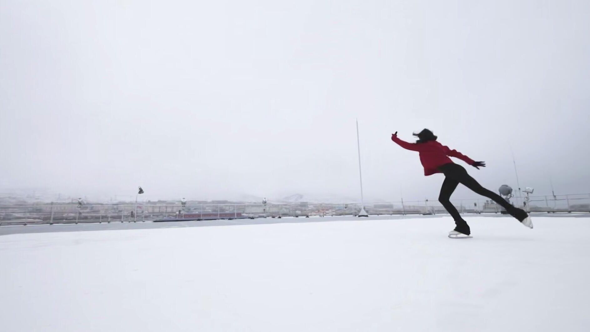 Алина Загитова на льду плавучей атомной теплоэлектростанции Академик Ломоносов в Певеке. Кадр видео - РИА Новости, 1920, 15.12.2025