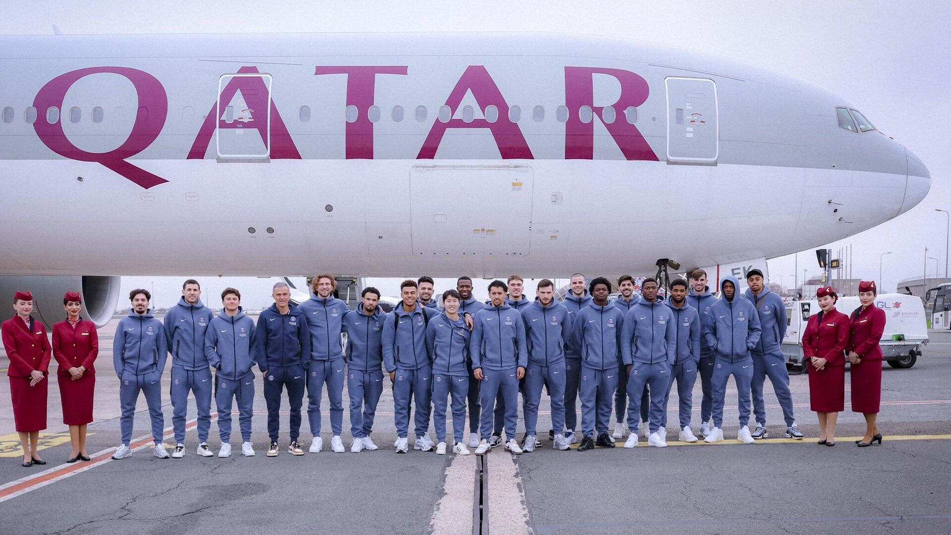 Игроки французского футбольного клуба Пари Сен-Жермен перед вылетом в Катар Игроки французского футбольного клуба Пари Сен-Жермен перед вылетом в Катар - РИА Новости, 1920, 15.12.2025