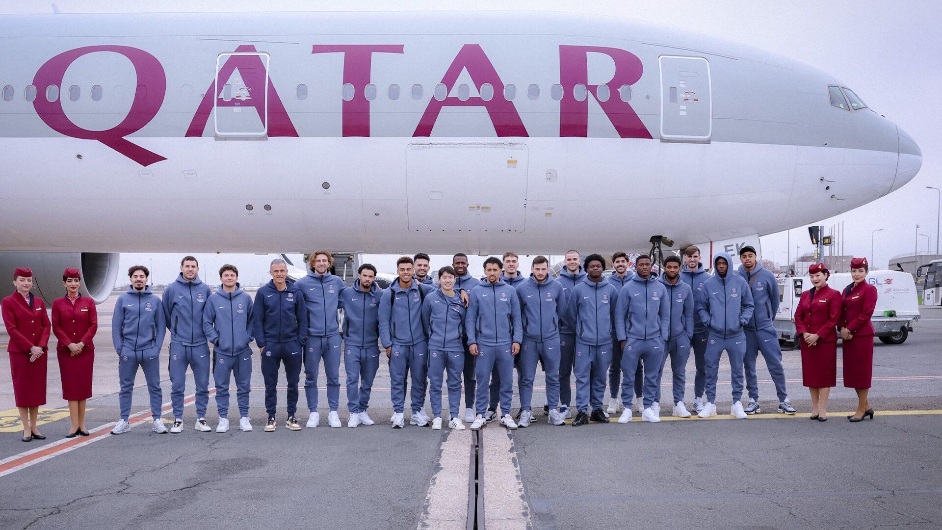 Игроки французского футбольного клуба Пари Сен-Жермен перед вылетом в Катар Игроки французского футбольного клуба Пари Сен-Жермен перед вылетом в Катар - РИА Новости, 1920, 15.12.2025