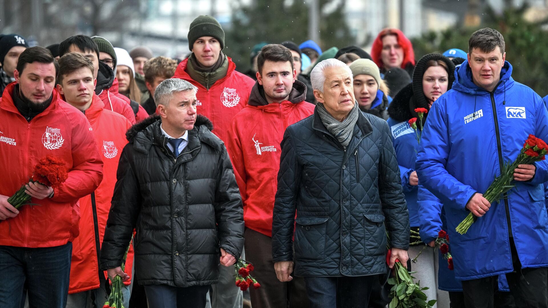 Заместитель председателя фракции Единой России Евгений Ревенко, руководитель фракции Единая Россия, член комитета Государственной Думы РФ по безопасности и противодействию коррупции Владимир Васильев и активисты Молодой Гвардии и Волонтерской роты у здания МИА Россия сегодня на церемонии возложения цветов к памятной доске погибшему при выполнении профессионального долга фотожурналисту Андрею Стенину Заместитель председателя фракции Единой России Евгений Ревенко, руководитель фракции Единая Россия, член комитета Государственной Думы РФ по безопасности и противодействию коррупции Владимир Васильев и активисты Молодой Гвардии и Волонтерской роты у здания МИА Россия сегодня на церемонии возложения цветов к памятной доске погибшему при выполнении профессионального долга фотожурналисту Андрею Стенину - РИА Новости, 1920, 15.12.2025