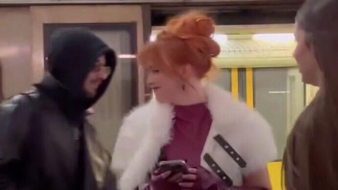 Кадр видео в метро, когда прохожий ударил по ягодицам блогера Ксению Карпову - РИА Новости, 1920, 15.12.2025