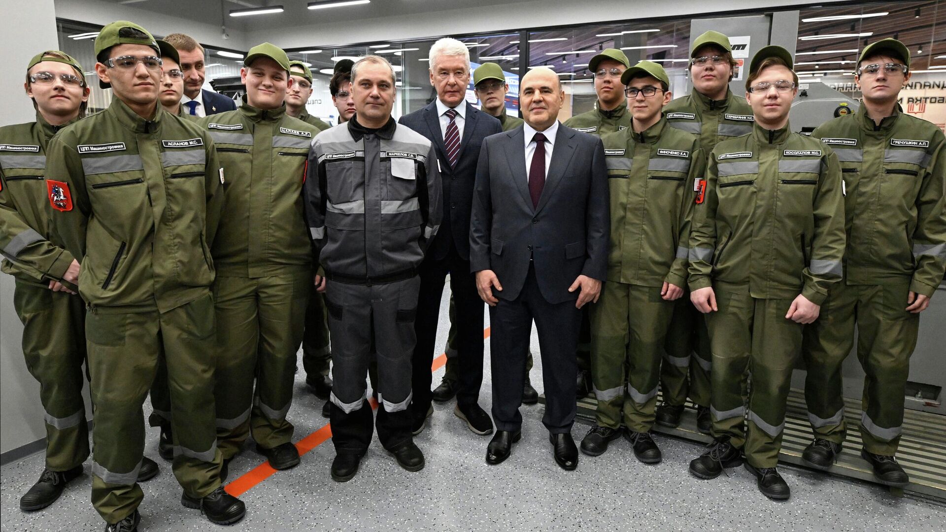 Председатель правительства РФ Михаил Мишустин и мэр Москвы Сергей Собянин фотографируются с сотрудниками Центра практической подготовки для машиностроения в Москве - РИА Новости, 1920, 15.12.2025