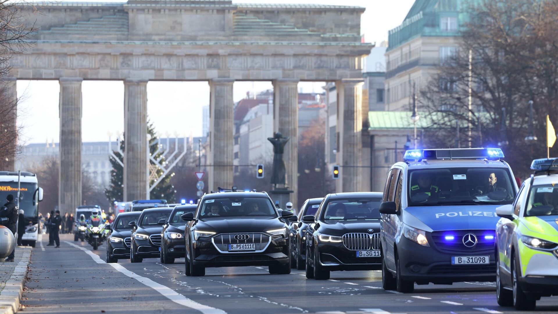 Кортеж Владимира Зеленского проезжает мимо Бранденбургских ворот перед началом переговоров по украинскому урегулированию в Берлине. 15 декабря 2025 Кортеж Владимира Зеленского проезжает мимо Бранденбургских ворот перед началом переговоров по украинскому урегулированию в Берлине. 15 декабря 2025 - РИА Новости, 1920, 15.12.2025