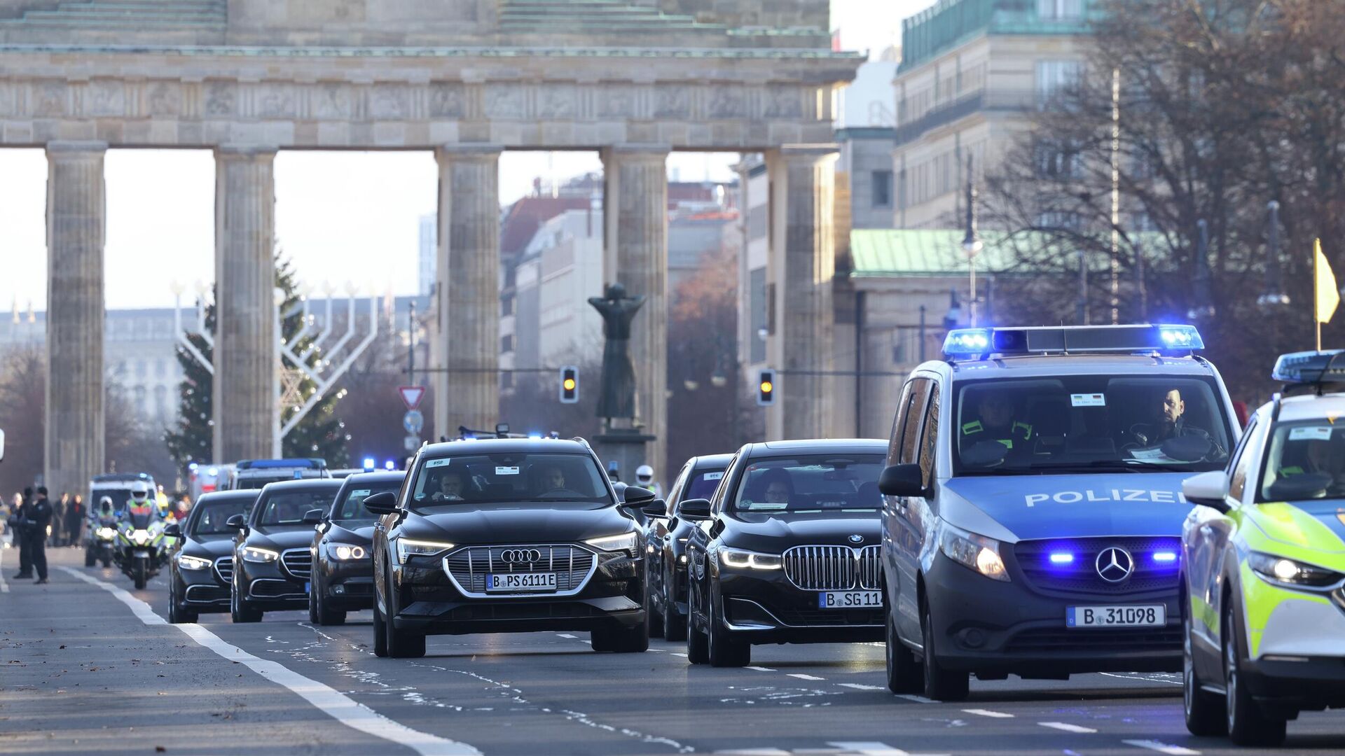 Кортеж Владимира Зеленского проезжает мимо Бранденбургских ворот перед началом переговоров по украинскому урегулированию в Берлине. 15 декабря 2025 Кортеж Владимира Зеленского проезжает мимо Бранденбургских ворот перед началом переговоров по украинскому урегулированию в Берлине. 15 декабря 2025 - РИА Новости, 1920, 15.12.2025