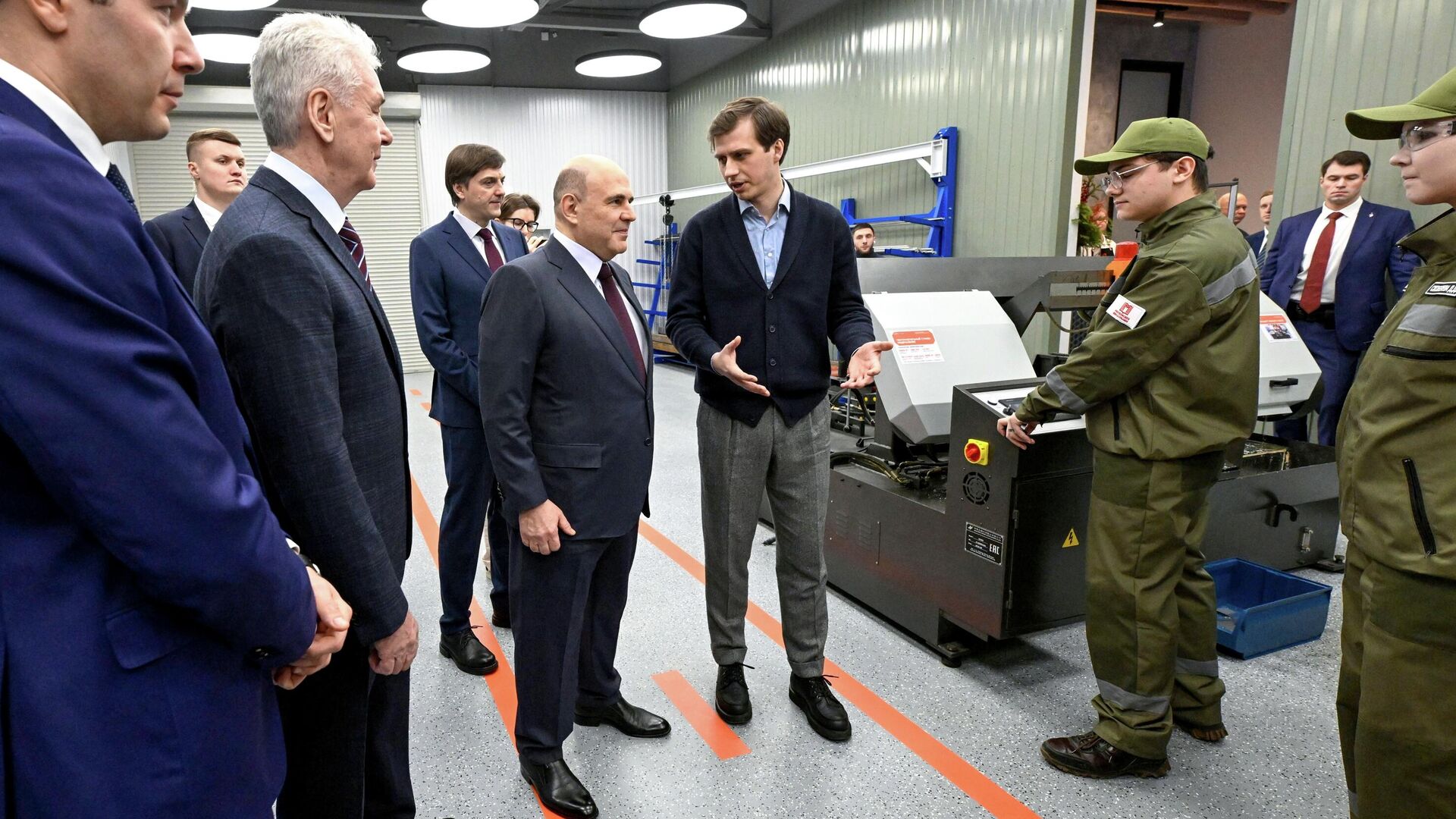 Премьер-министр Михаил Мишустин в Центре практической подготовки для машиностроения в Москве. 15 декабря 2025 - РИА Новости, 1920, 15.12.2025