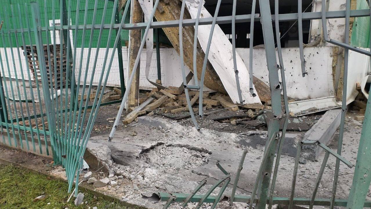 Последствия обстрела здания администрации в Каховке в Херсонской области Последствия обстрела здания администрации в Каховке в Херсонской области - РИА Новости, 1920, 15.12.2025