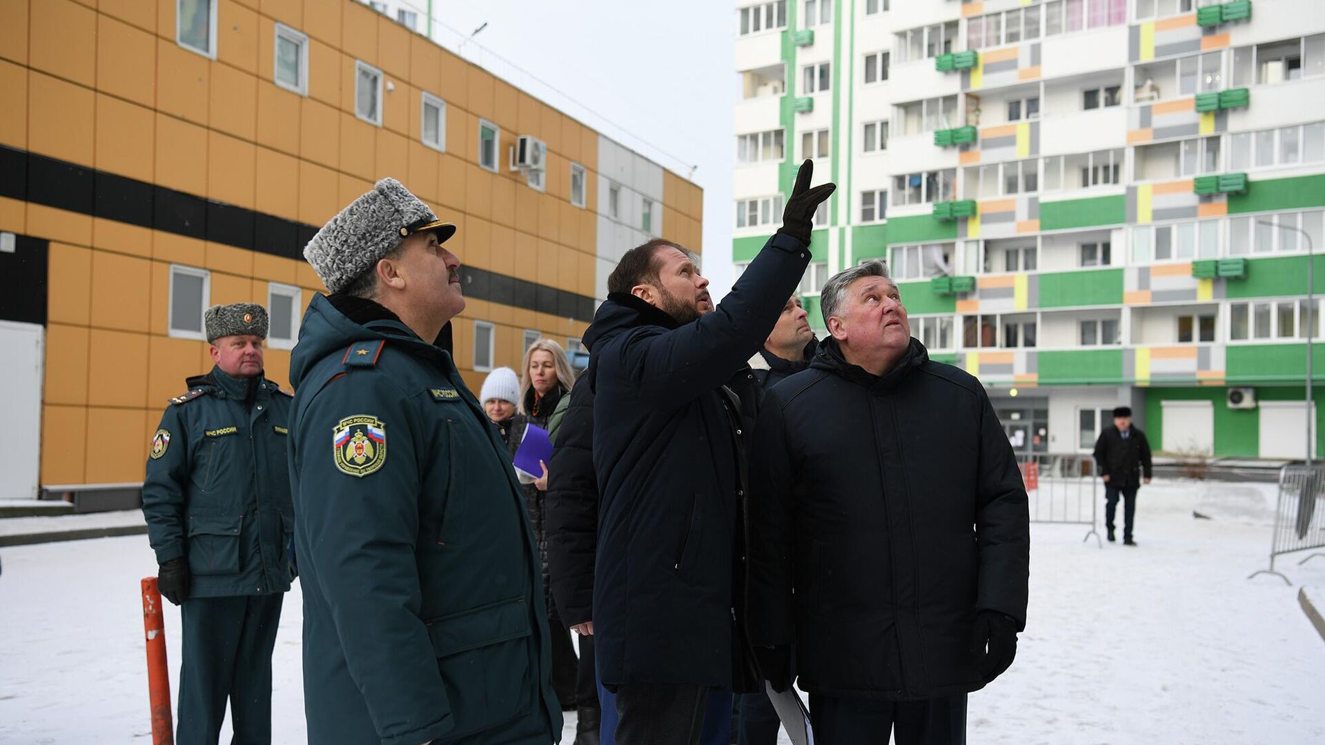 Врио губернатора Тверской области Виталий Королев проинспектировал ход восстановительных работ в многоэтажке на улице Оснабрюкская в Твери - РИА Новости, 1920, 15.12.2025