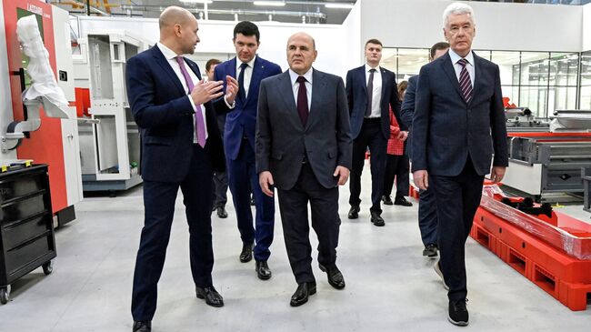 Председатель правительства РФ Михаил Мишустин осматривает площадку по производству российских лазерных систем компании Лассард в Центре практической подготовки для машиностроения в Москве Председатель правительства РФ Михаил Мишустин осматривает площадку по производству российских лазерных систем компании Лассард в Центре практической подготовки для машиностроения в Москве