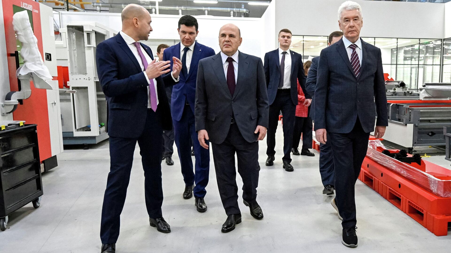 Председатель правительства РФ Михаил Мишустин осматривает площадку по производству российских лазерных систем компании Лассард в Центре практической подготовки для машиностроения в Москве - РИА Новости, 1920, 15.12.2025