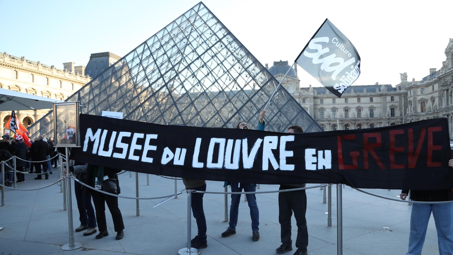Сотрудники Лувра проводят акцию протеста после начала забастовки. 15 декабря 2025 Сотрудники Лувра проводят акцию протеста после начала забастовки. 15 декабря 2025 - РИА Новости, 1920, 15.12.2025