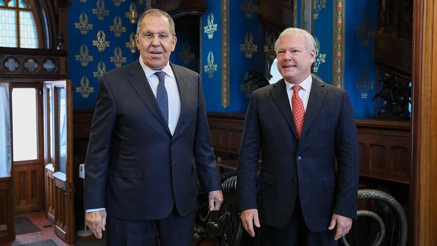 Лавров встретился с членами Американской торговой палаты в России Лавров встретился с членами Американской торговой палаты в России