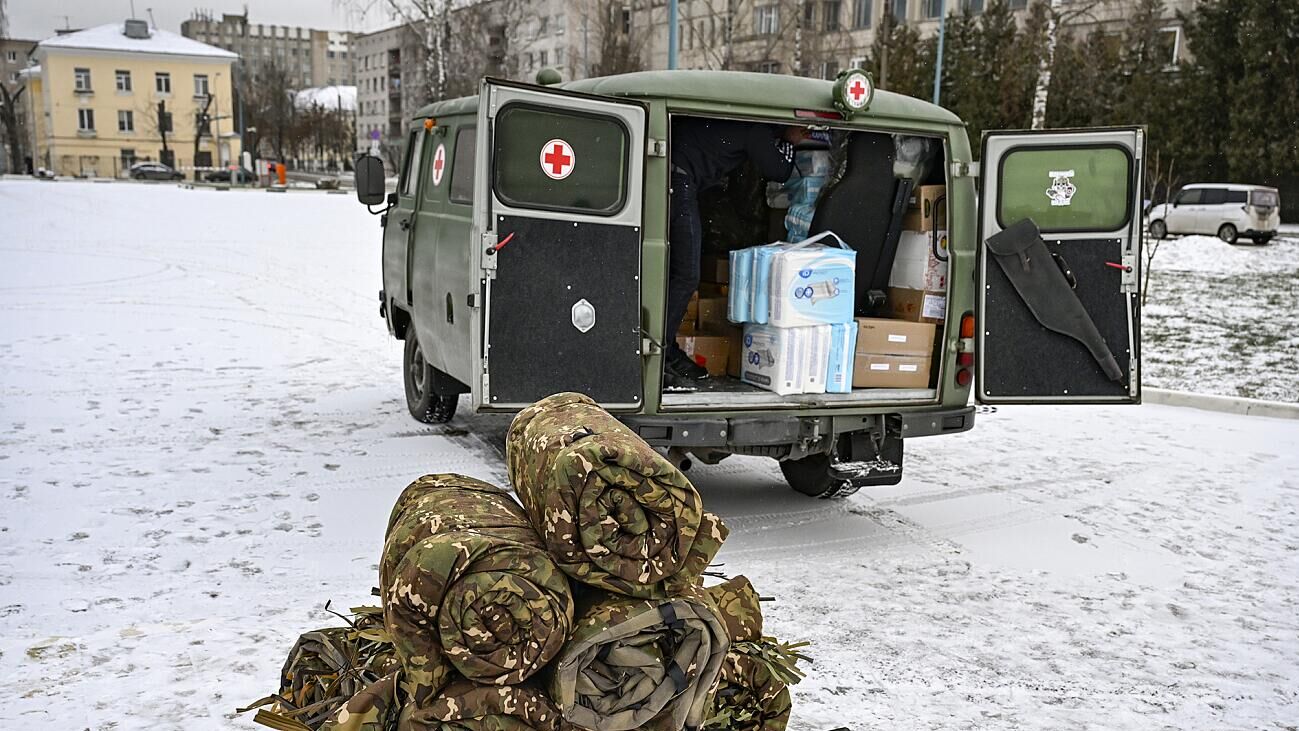 Тверская область направила в зону СВО автомобиль скорой помощи и пончо от тепловизоров - РИА Новости, 1920, 15.12.2025