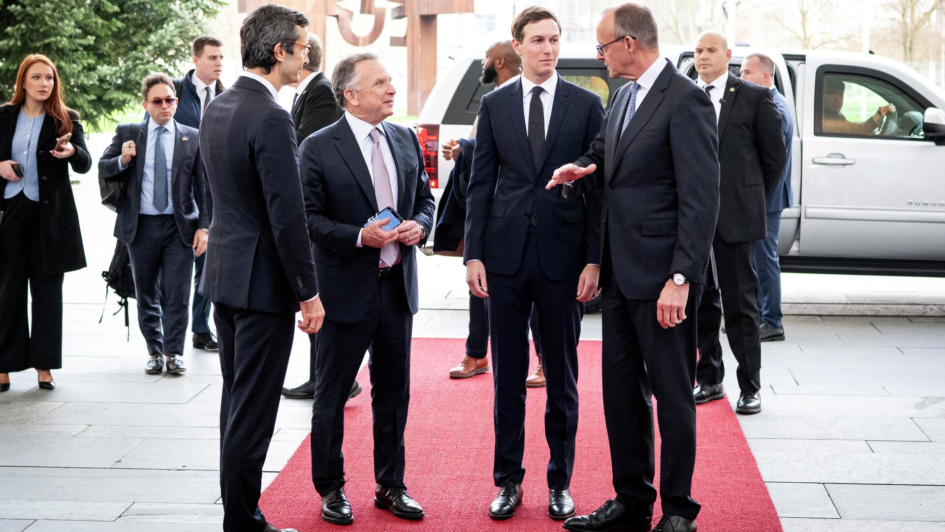 Стивен Уиткофф, Джаред Кушнер и Фридрих Мерц перед началом переговоров по украинскому урегулированию в Берлине Стивен Уиткофф, Джаред Кушнер и Фридрих Мерц перед началом переговоров по украинскому урегулированию в Берлине - РИА Новости, 1920, 15.12.2025