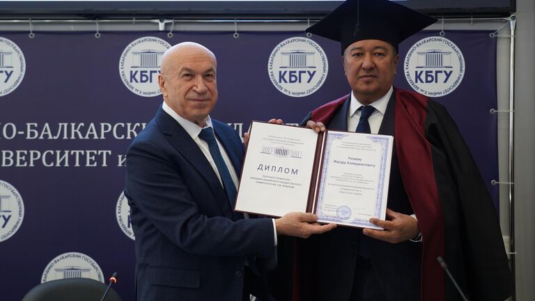 Присвоение звания почётного профессора КБГУ ректору Самаркандского государственного медицинского университета Жансуру Ризаеву