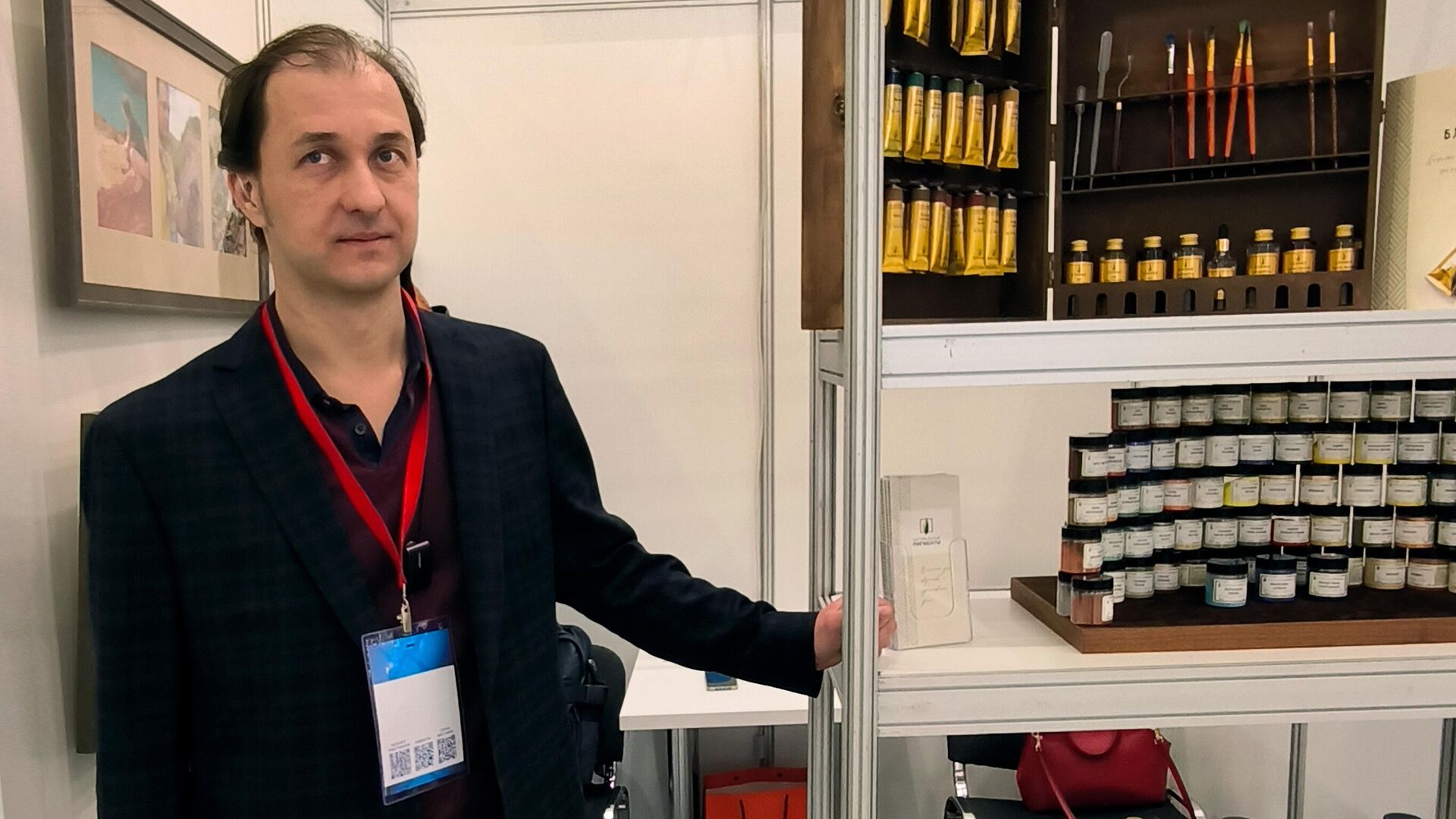 Генеральный директор ООО Натуральные пигменты Алексей Бидный на презентации красок Блонье в ходе выставки Скрепка Генеральный директор ООО Натуральные пигменты Алексей Бидный на презентации красок Блонье в ходе выставки Скрепка - РИА Новости, 1920, 16.12.2025