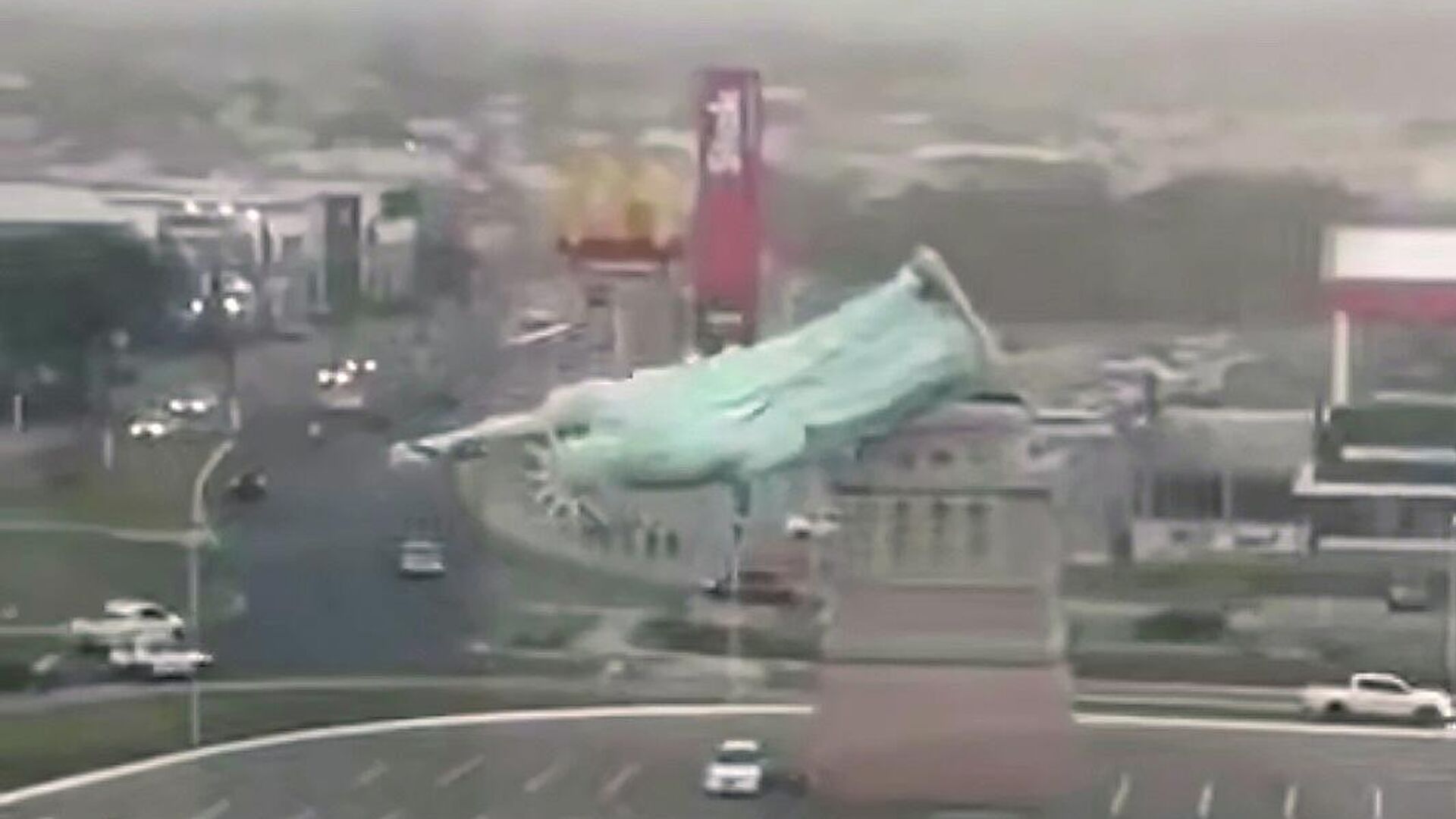 Момент падения Статуи Свободы в Бразилии - РИА Новости, 1920, 16.12.2025