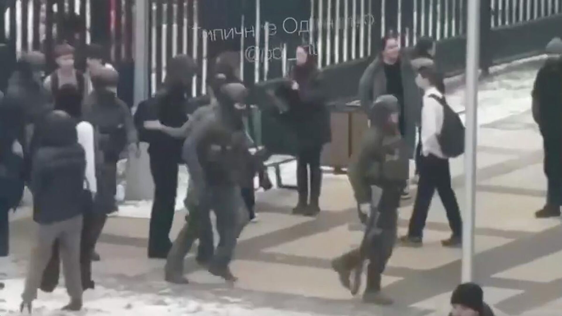 Сотрудники правоохранительных органов на территории Успенской СОШ в поселке Горки-2 - РИА Новости, 1920, 16.12.2025