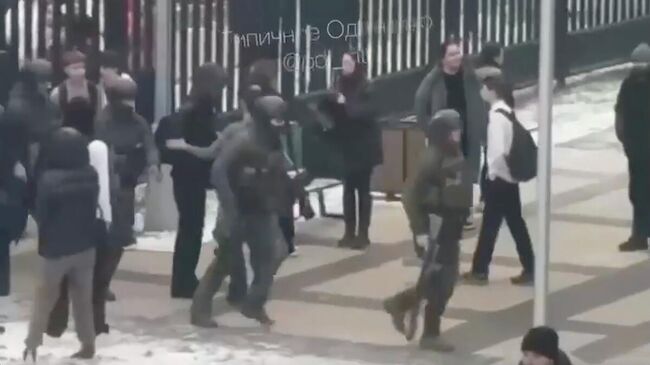 Сотрудники правоохранительных органов на территории Успенской СОШ в поселке Горки-2 Сотрудники правоохранительных органов на территории Успенской СОШ в поселке Горки-2