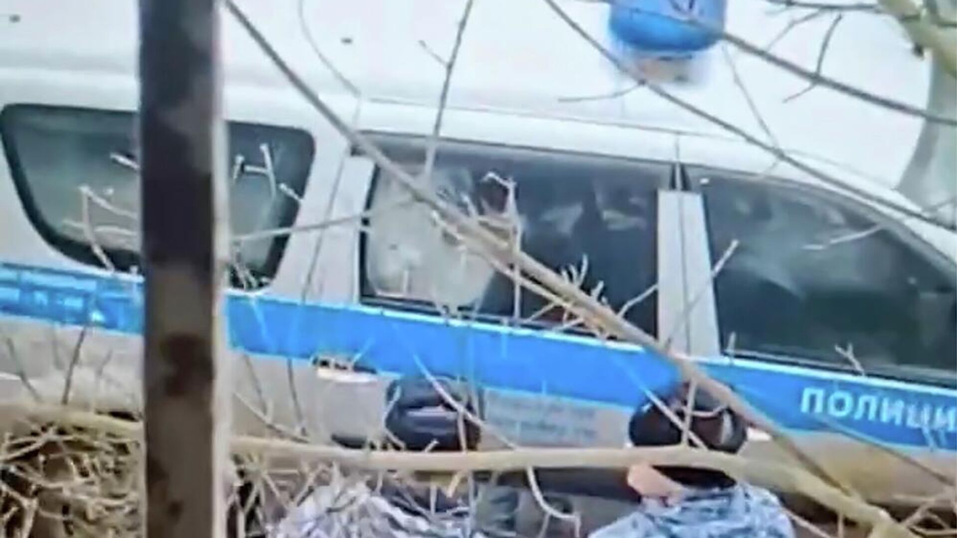 Подросток, напавший с ножом на школу в Одинцово, в автомобиле полиции - РИА Новости, 1920, 16.12.2025