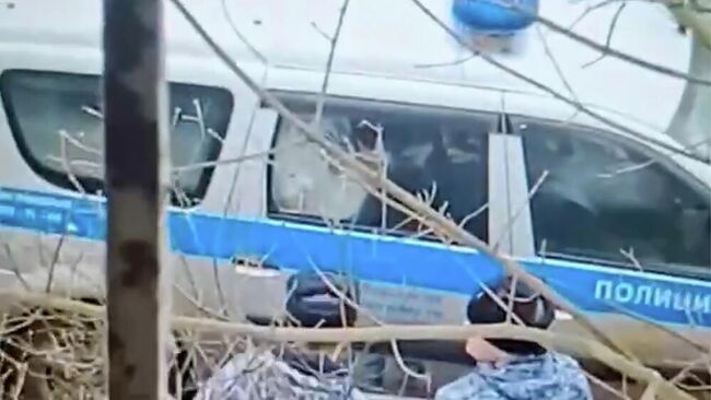 Подросток, напавший с ножом на школу в Одинцово, в автомобиле полиции Подросток, напавший с ножом на школу в Одинцово, в автомобиле полиции