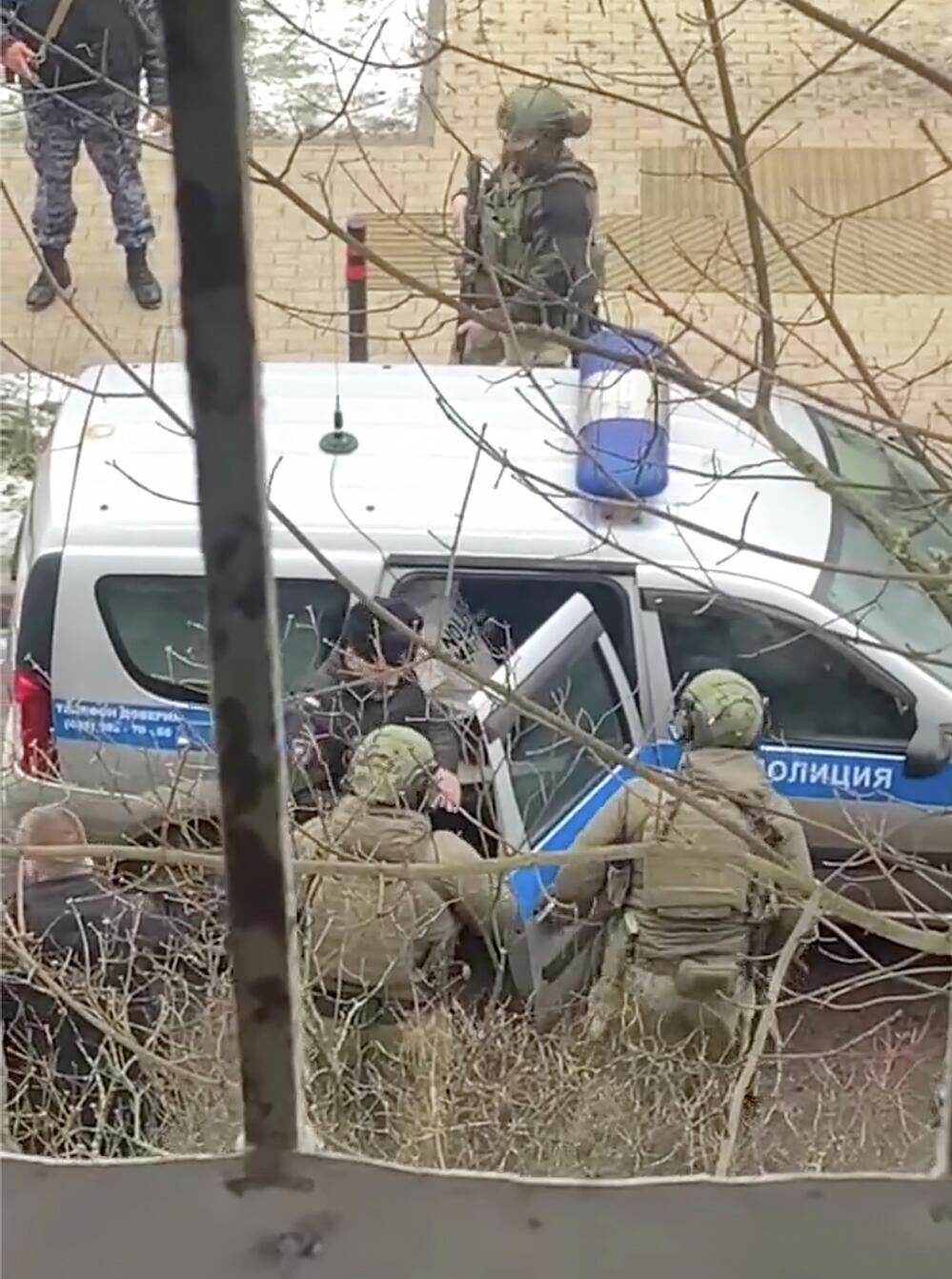 Подросток, напавший с ножом на школу в Одинцово, в автомобиле полиции