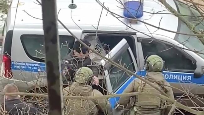 Подросток, напавший с ножом на школу в Одинцово, в автомобиле полиции Подросток, напавший с ножом на школу в Одинцово, в автомобиле полиции