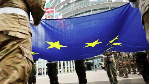 Военнослужащие с флагом ЕС в Страсбурге