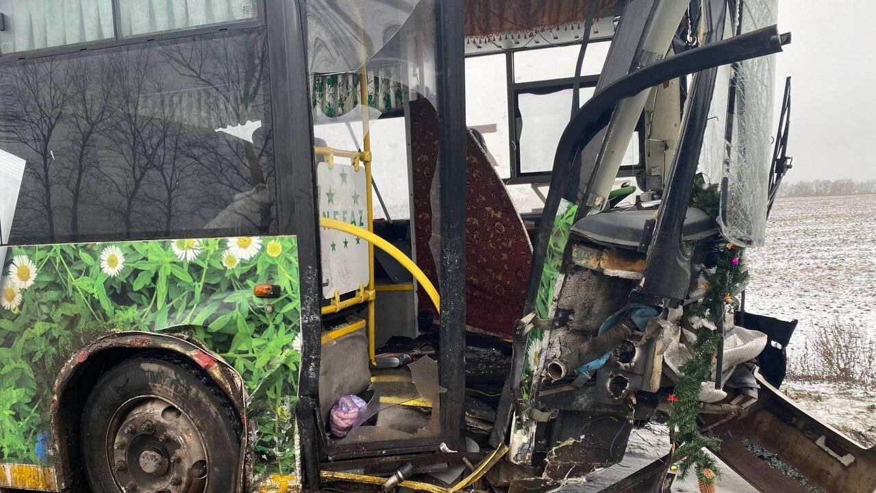 Последствия ДТП с участием автобуса и легкового автомобиля в Курской области. 16 декабря 2025 - РИА Новости, 1920, 16.12.2025