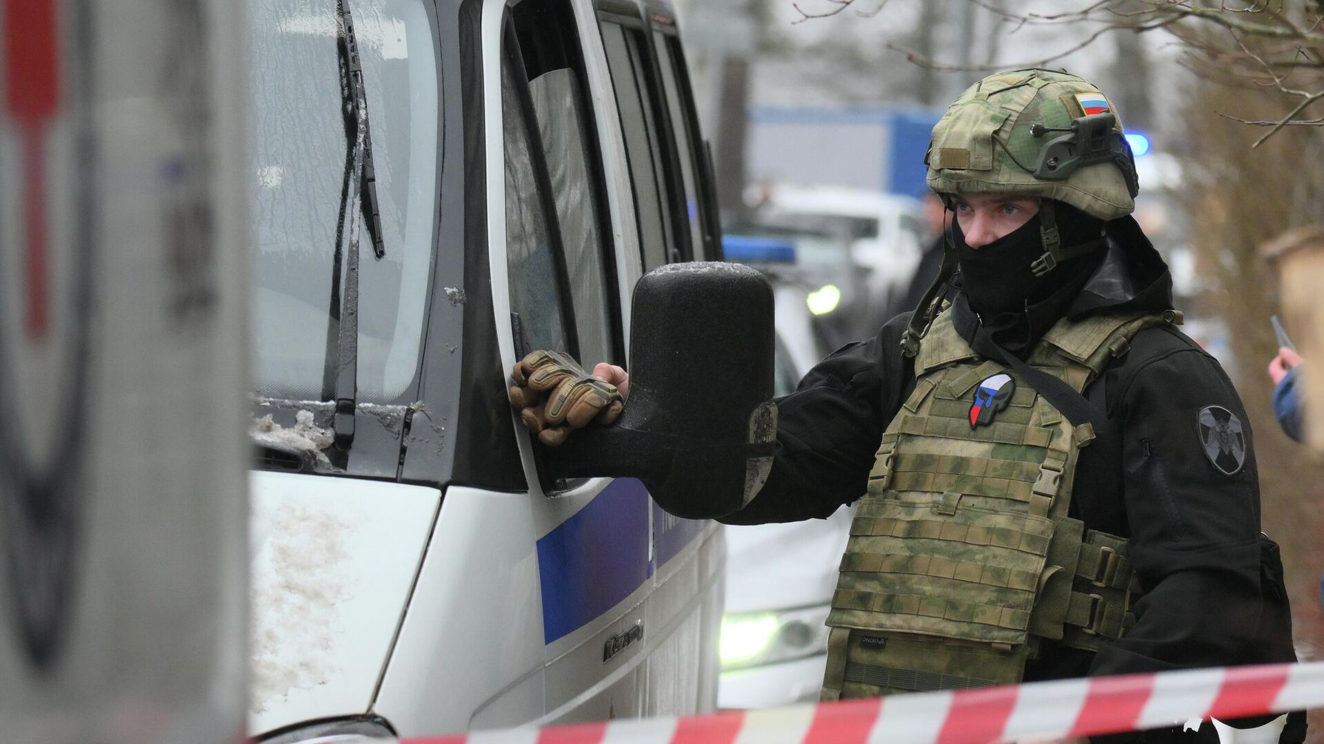Сотрудник правоохранительных органов возле Успенской школы в поселке Горки-2 Московской области - РИА Новости, 1920, 16.12.2025