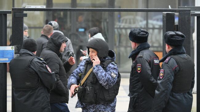 Сотрудники правоохранительных органов возле Успенской школы в поселке Горки-2 Московской области Сотрудники правоохранительных органов возле Успенской школы в поселке Горки-2 Московской области