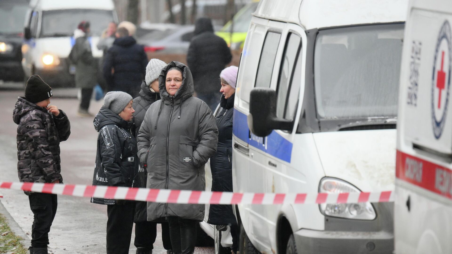 Местные жители возле Успенской школы в поселке Горки-2 Московской области Местные жители возле Успенской школы в поселке Горки-2 Московской области - РИА Новости, 1920, 16.12.2025