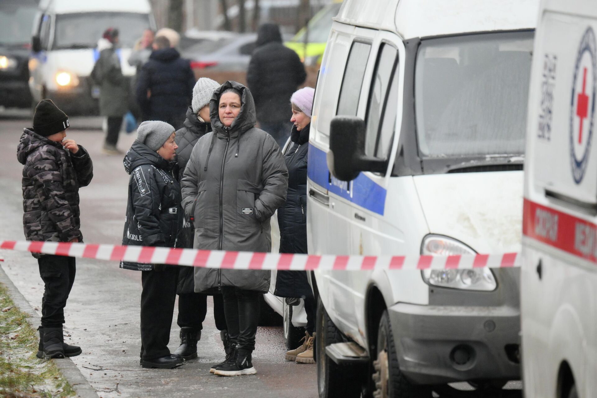 Местные жители возле Успенской школы в поселке Горки-2 Московской области