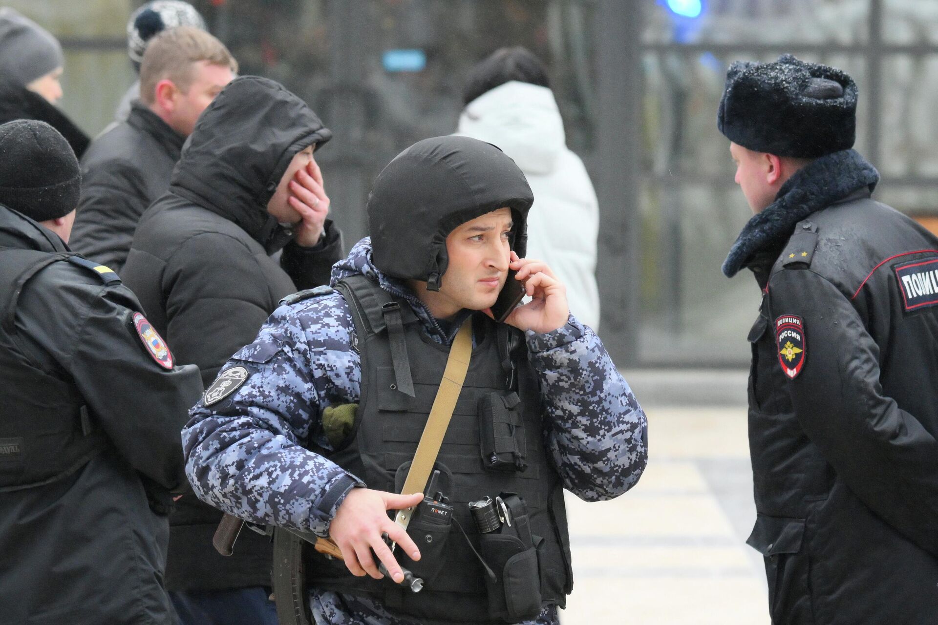 Сотрудники правоохранительных органов возле Успенской школы в поселке Горки-2 Московской области Сотрудники правоохранительных органов возле Успенской школы в поселке Горки-2 Московской области - РИА Новости, 1920, 16.12.2025