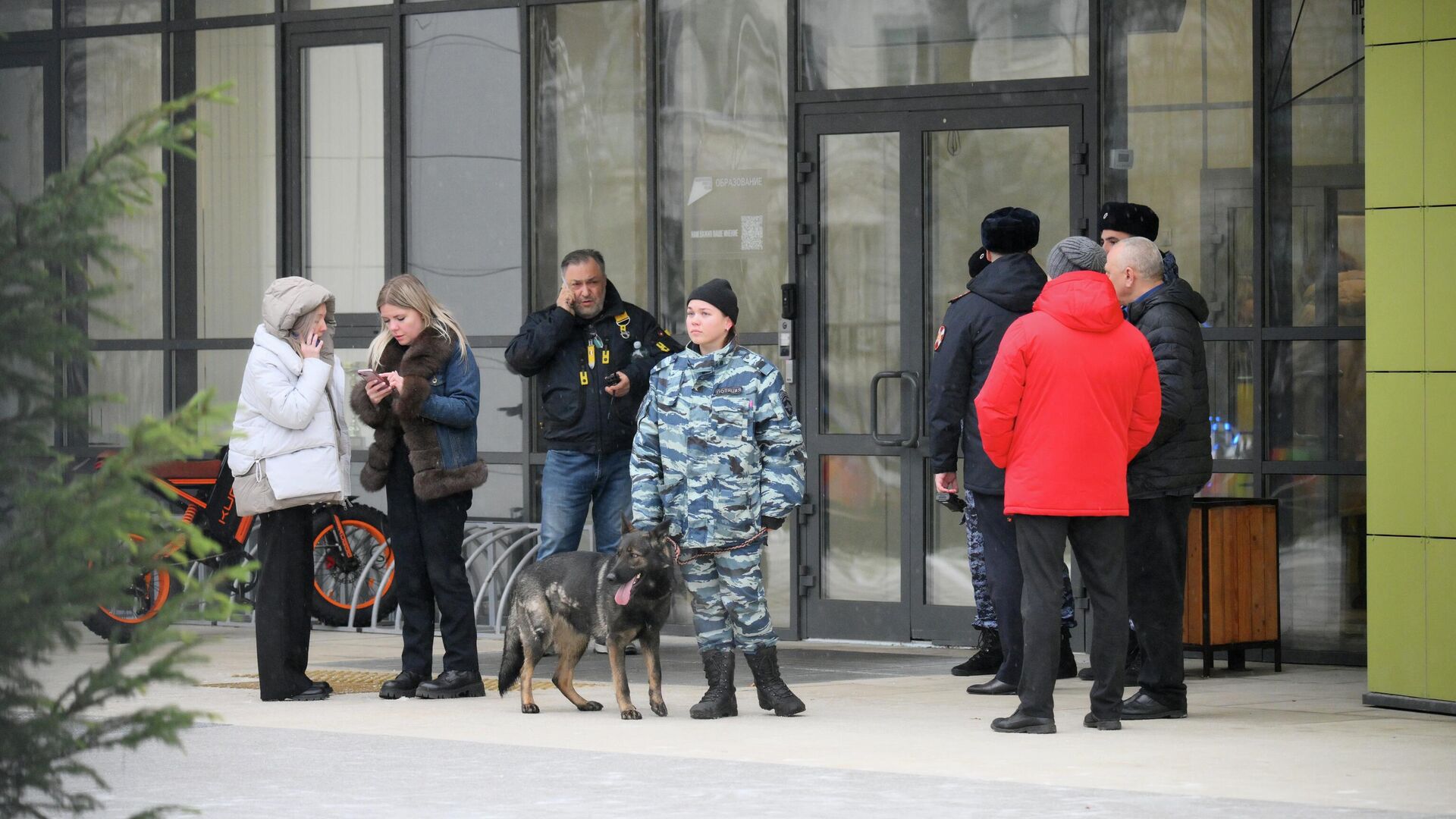 Обстановка возле Успенской школы в поселке Горки-2 Московской области - РИА Новости, 1920, 16.12.2025