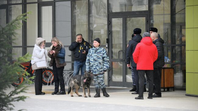 Обстановка возле Успенской школы в поселке Горки-2 Московской области Обстановка возле Успенской школы в поселке Горки-2 Московской области