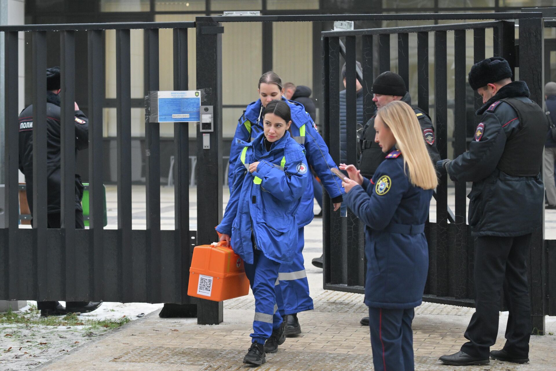 Сотрудники скорой помощи возле Успенской школы в поселке Горки-2 Московской области Сотрудники скорой помощи возле Успенской школы в поселке Горки-2 Московской области - РИА Новости, 1920, 16.12.2025