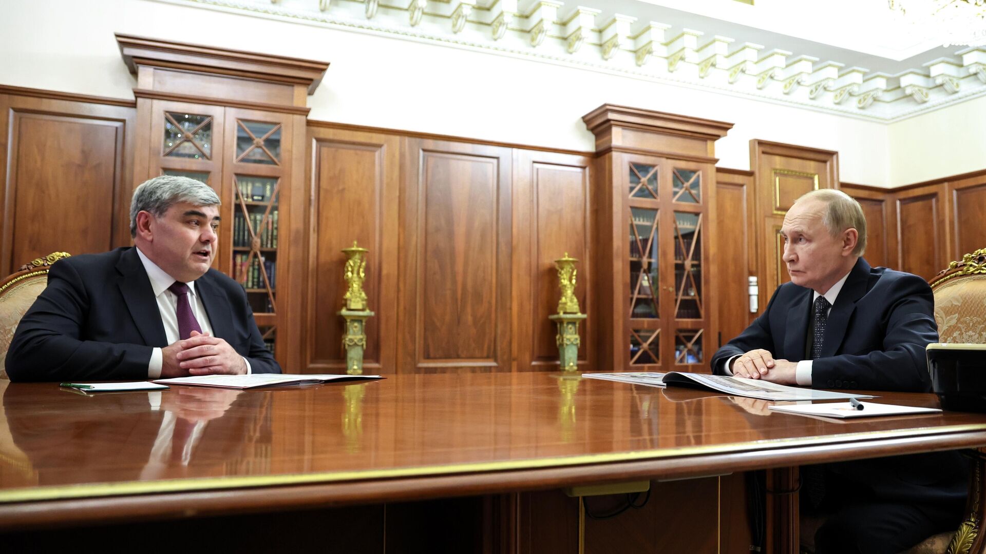 Президент РФ Владимир Путин и глава Кабардино-Балкарской Республики Казбек Коков во время встречи в Кремле Президент РФ Владимир Путин и глава Кабардино-Балкарской Республики Казбек Коков во время встречи в Кремле - РИА Новости, 1920, 16.12.2025