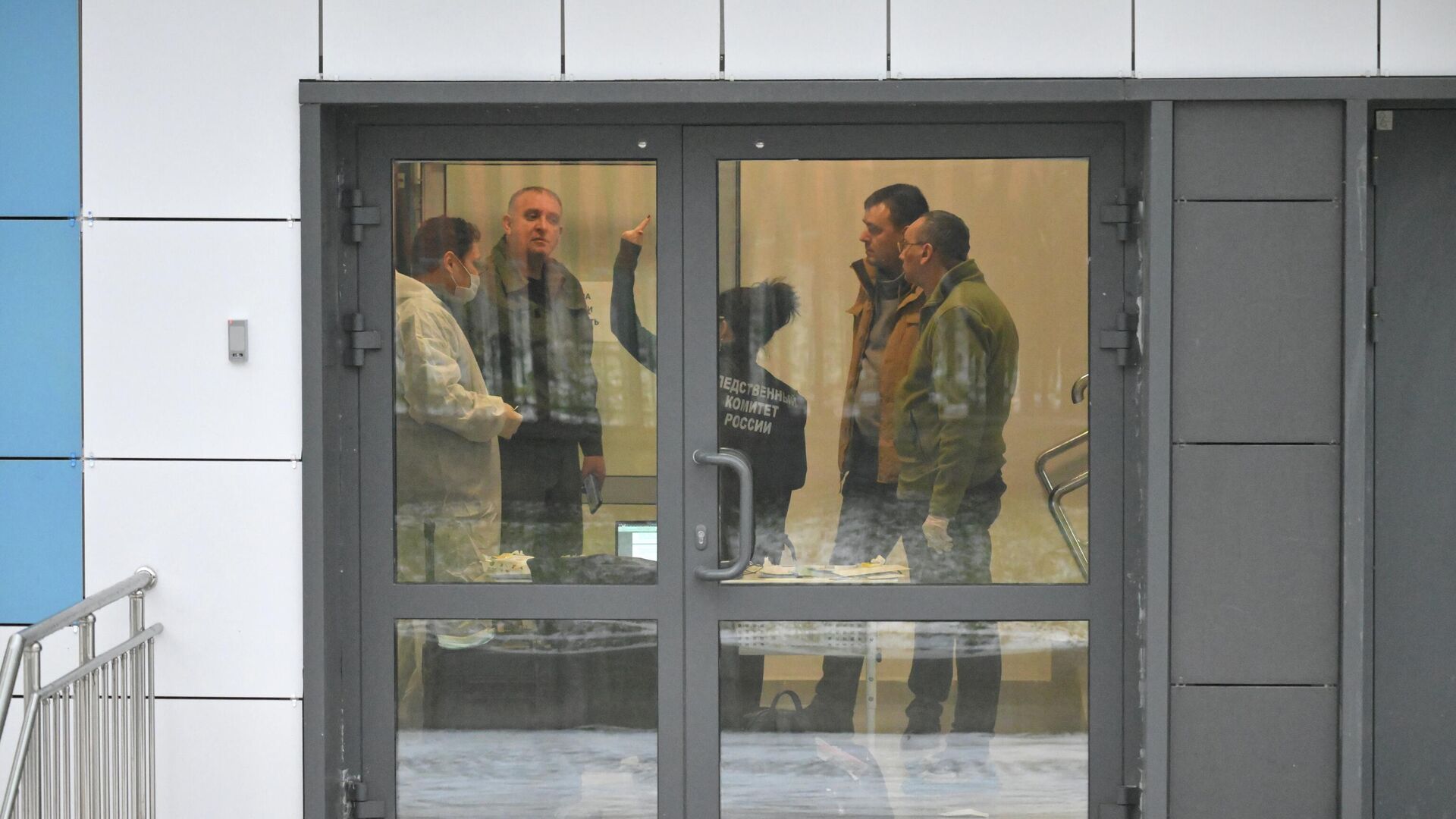 Следователи и криминалисты ГСУ СК по Московской области на месте нападения в Успенской школе в поселке Горки-2 Московской области Следователи и криминалисты ГСУ СК по Московской области на месте нападения в Успенской школе в поселке Горки-2 Московской области - РИА Новости, 1920, 16.12.2025