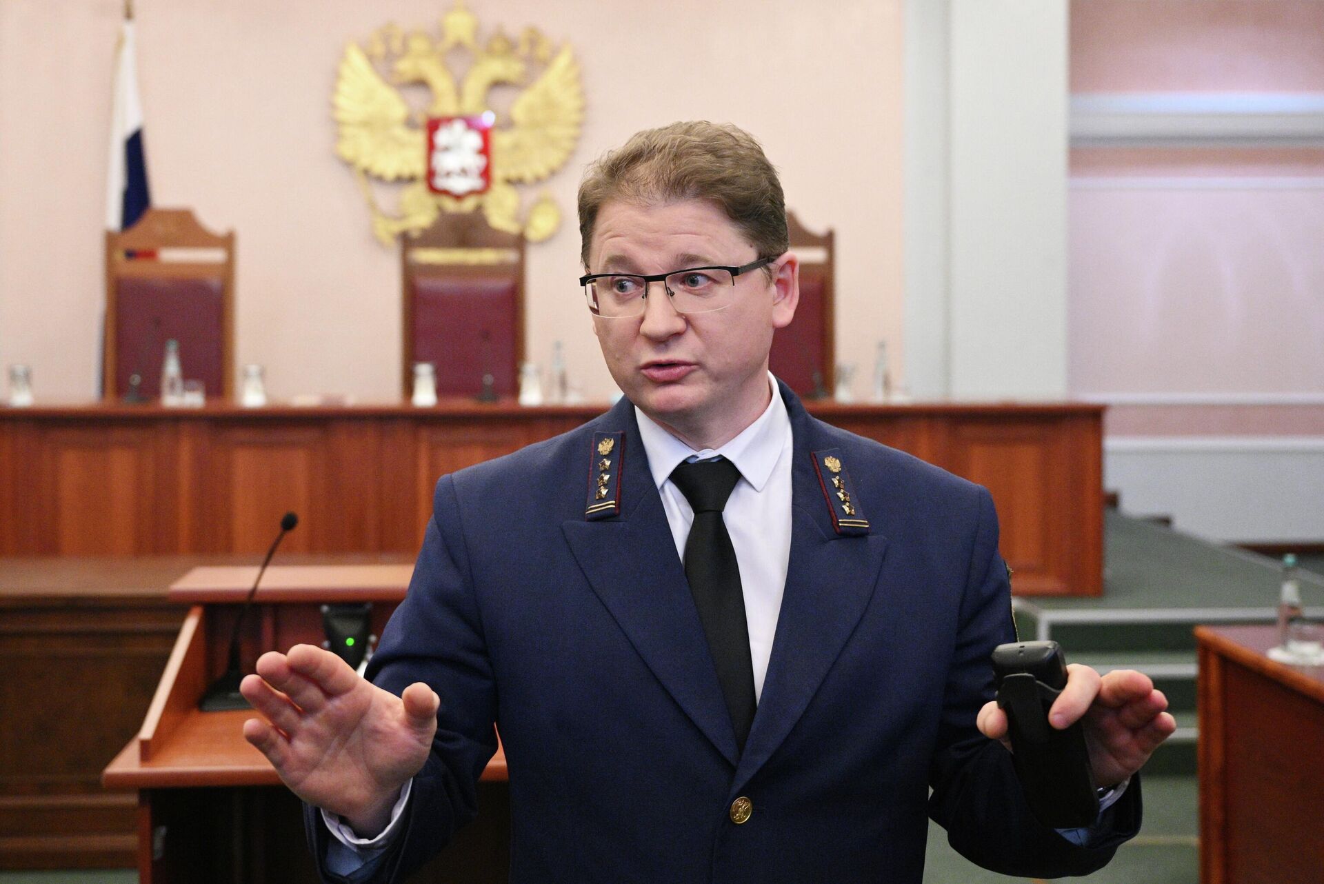 Сотрудник суда перед началом рассмотрения жалобы на решения судов по иску о признании недействительной сделки о продаже квартиры певицы Ларисы Долиной в Верховном суде России в Москве Сотрудник суда перед началом рассмотрения жалобы на решения судов по иску о признании недействительной сделки о продаже квартиры певицы Ларисы Долиной в Верховном суде России в Москве - РИА Новости, 1920, 16.12.2025