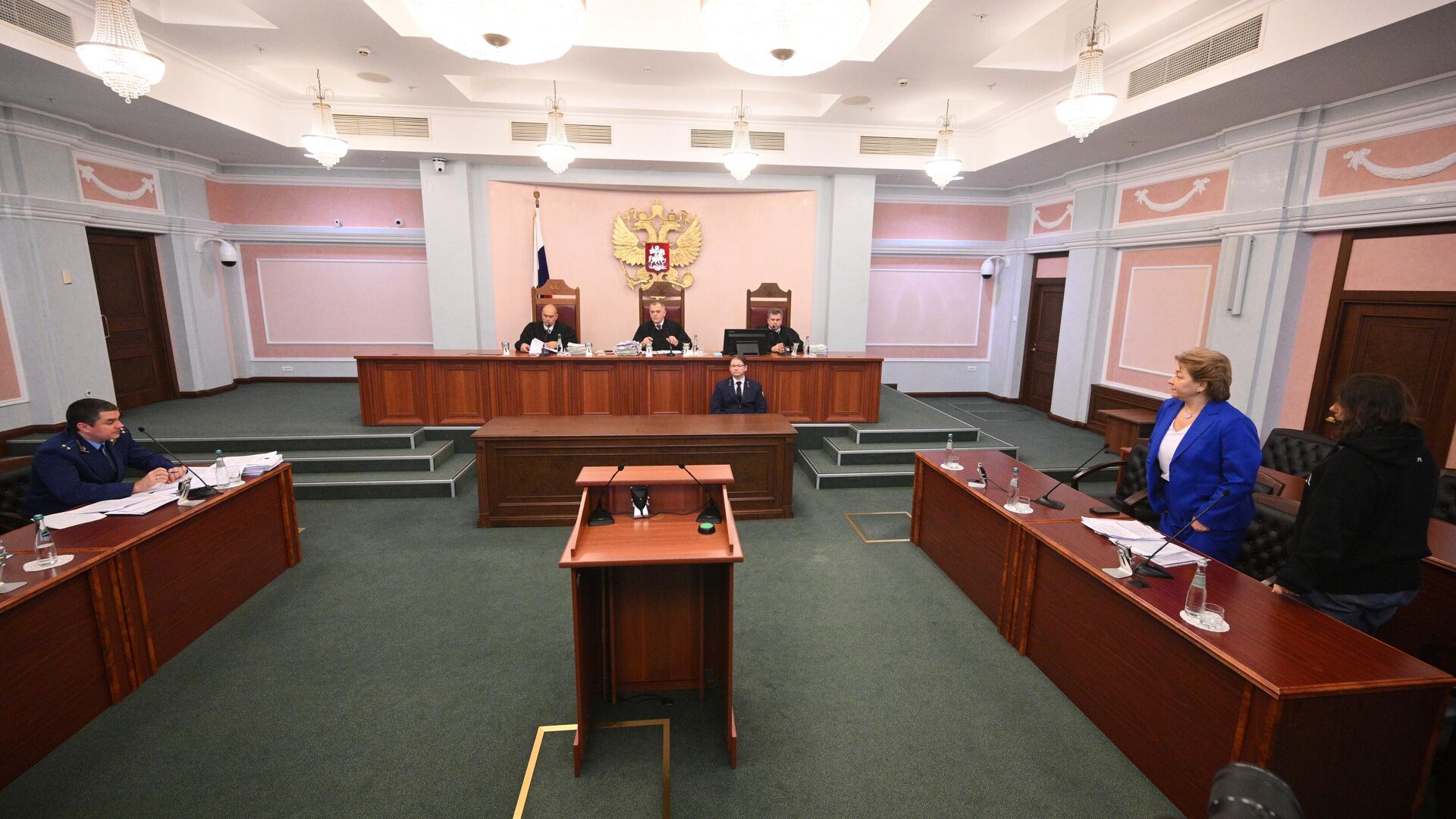 Покупательница квартиры певицы Ларисы Долиной Полина Лурье во время рассмотрения жалобы на решения судов по иску о признании недействительной сделки о продаже квартиры в Верховном суде РФ. 16 декабря 2025 - РИА Новости, 1920, 16.12.2025