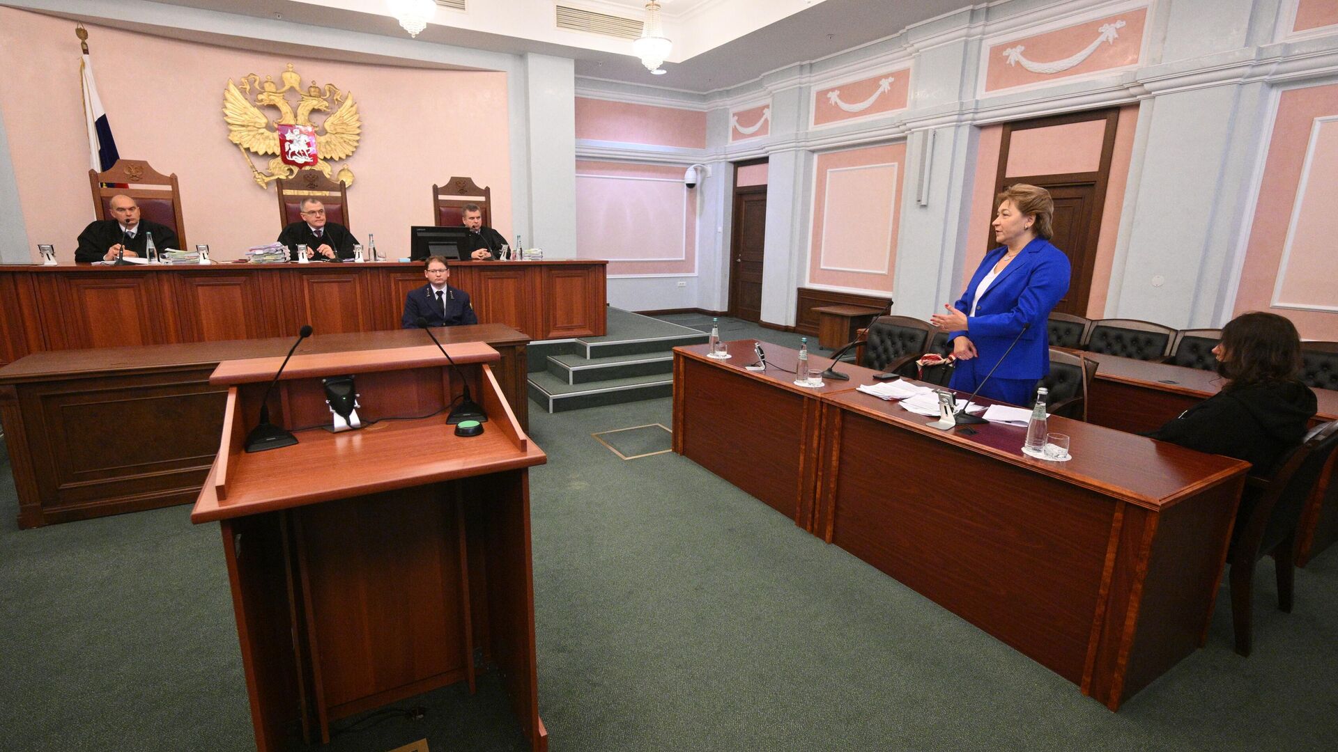 Покупательница квартиры певицы Ларисы Долиной Полина Лурье (справа) и ее адвокат Светлана Свириденко (вторая справа) в Верховном суде России - РИА Новости, 1920, 16.12.2025